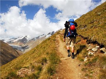 Nicht einfach drauflos wandern: Wer in den Alpen unterwegs ist, muss an die passende Ausrüstung denken. Foto: Philipp Laage