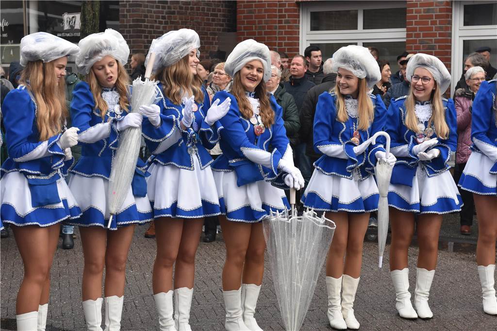 Bürgermeisterin Voß überlässt Ottensteiner Narren die Amtsgeschäfte Nicht einmal die "schicken" Duschhauben taten der guten Laune der Funkengarde einen Abbruch.
