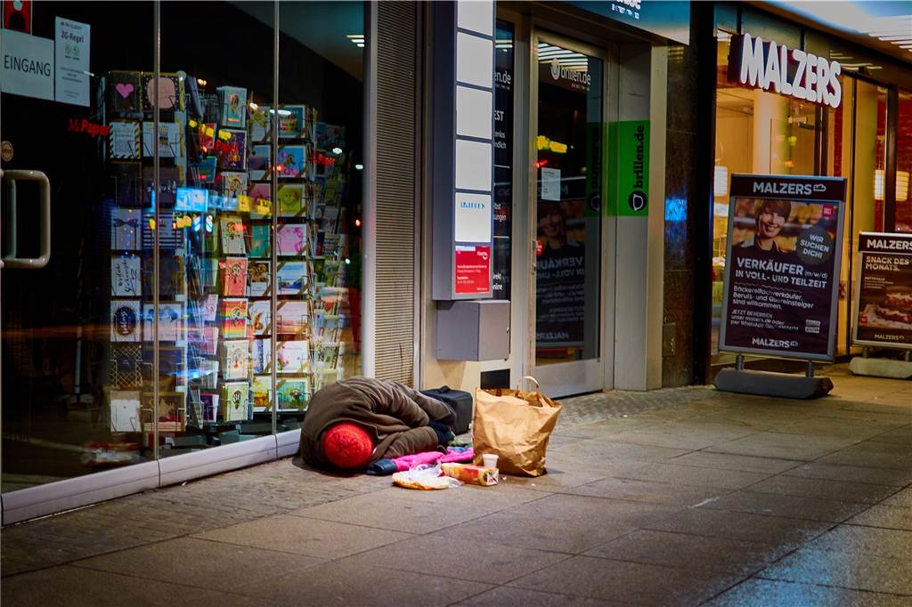 Felix (21) schläft lieber in der Fußgängerzone als in der städtischen Unterkunft Obdachlose in Dortmund