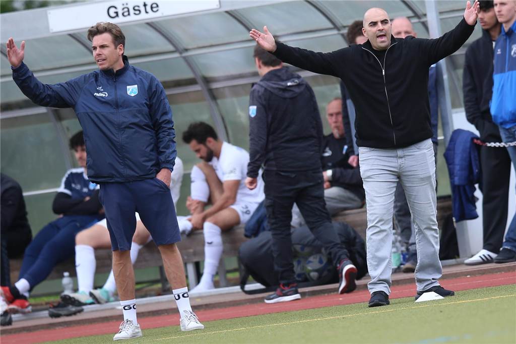 Wacker Obercastrop katapultiert sich aus Titel-Rennen: Nach Niederlage beim Spitzenreiter Nicht einverstanden waren die Wacker-Trainer Björn Brinkmann (l) und Zouhair Allali mit der Ausführung des Freistoßes, der zum 1:0 führte.