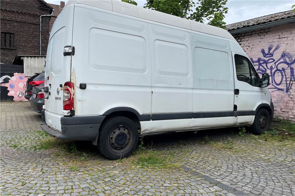 Angst vor „Schmuddelecke“: Transporter sorgen im Dortmunder Westen für Ärger Nicht immer parken beide Transporter auf dem Marktplatz.