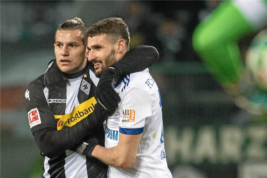 Schalkes Torvorbereiter streitet mit Dieter Hecking Nicht immer waren sich beide Seiten nach Schlusspfiff so einig wie hier Raul Bobadilla (l.) und Daniel Caligiuri.