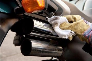 Nicht immer wird die Maschine durch Polieren wieder richtig blank. Doch mit Cola und Zahnpasta können Motorradbesitzer nachhelfen. Foto: Kai Remmers/dpa-tmn