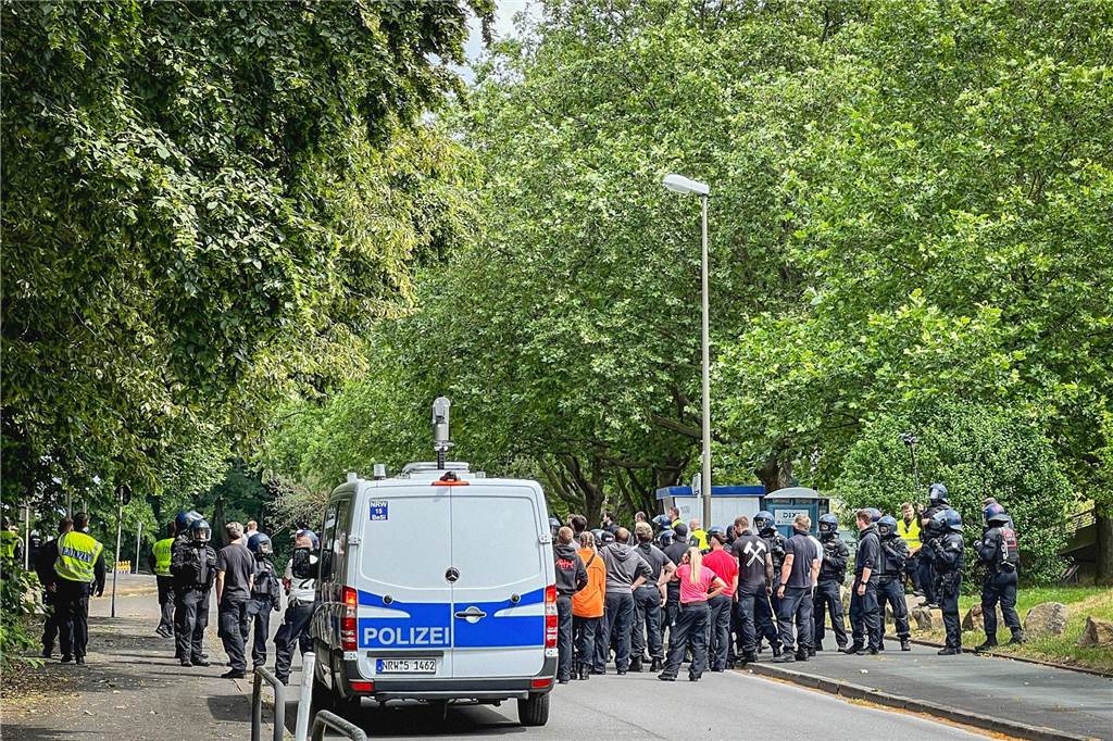 Viel Polizei rund um das Stadion: Besonderer Einsatz trotz Sommerpause Nicht in Uniform, aber ebenfalls von der Polizei: diejenigen, die die Ultras gaben.