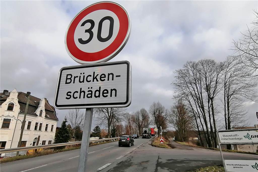 Kanalbrücke Groppenbruch: Bezirksvertretung diskutiert Maßnahmen Die Straße Königsheide auf der Südwestseite der Kanalbrücke. Ein Verkehrsschild weist auf die Höchstgeschwindigkeit von 30 km/h hin, versehen mit dem Zusatz "Brückenschäden".