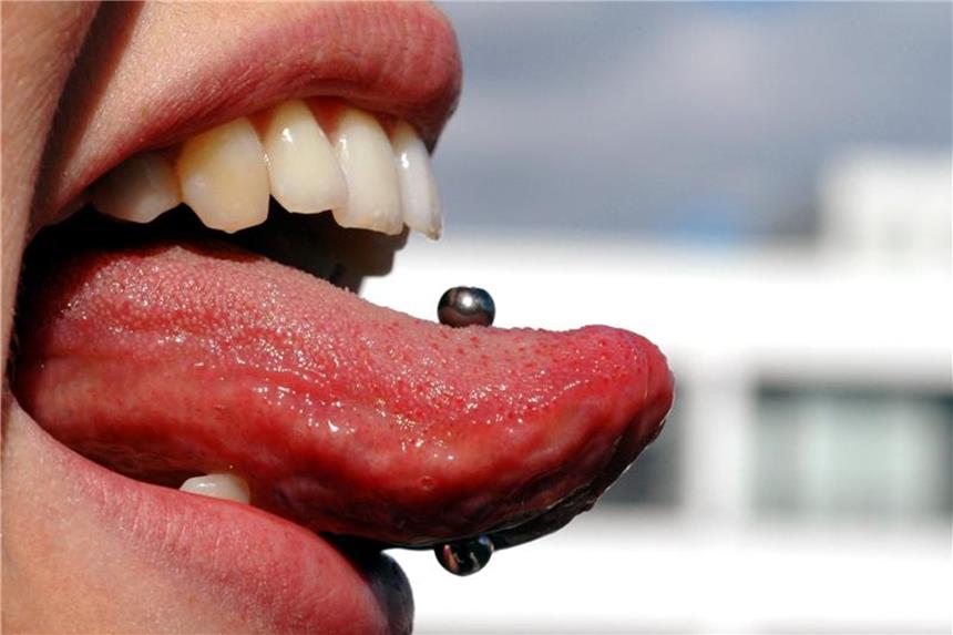 Darf der Chef Tätowierungen und Piercings verbieten? Nicht jeder Chef ist begeistert, wenn sein Mitarbeiter ein Piercing hat. Dennoch braucht er für ein Verbot gute Gründe. Foto: Jens Schierenbeck