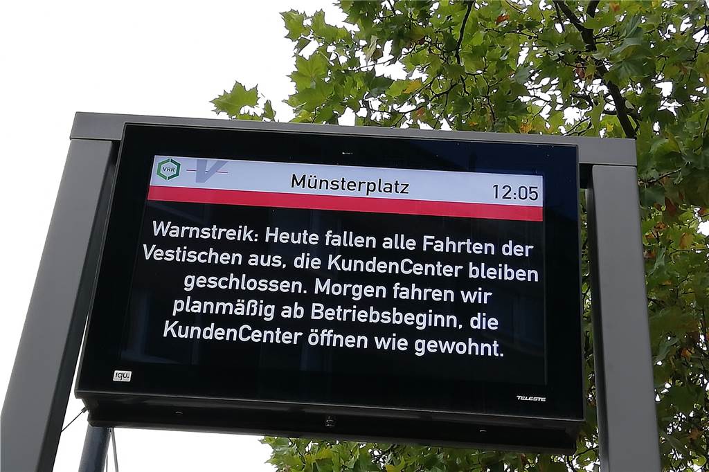Verhinderte Fahrgäste am Busbahnhof: „Dann muss ich jetzt wohl laufen“ Nicht jeder hat mitbekommen, was die Anzeigetafel verkündet: Heute entfallen alle Fahrten.