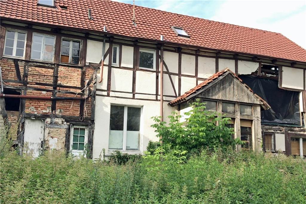 Wohnen im Denkmal: Das müssen Interessenten wissen Nicht jedes denkmalgeschützte Haus wird vom Eigentümer vorbildlich behandelt. So wie im Falle dieses Gebäudes an der Südmauer in Werne, bei dem die Fassade unter Denkmalschutz steht.