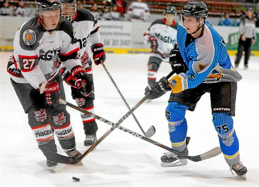 Bislang zwei Abgänge - Spieler erbitten Bedenkzeit Nicht länger für die Eisadler am Puck: Sebastian Licau (r.) konzentriert sich zukünftig auf seine Karriere als Schiedsrichter.