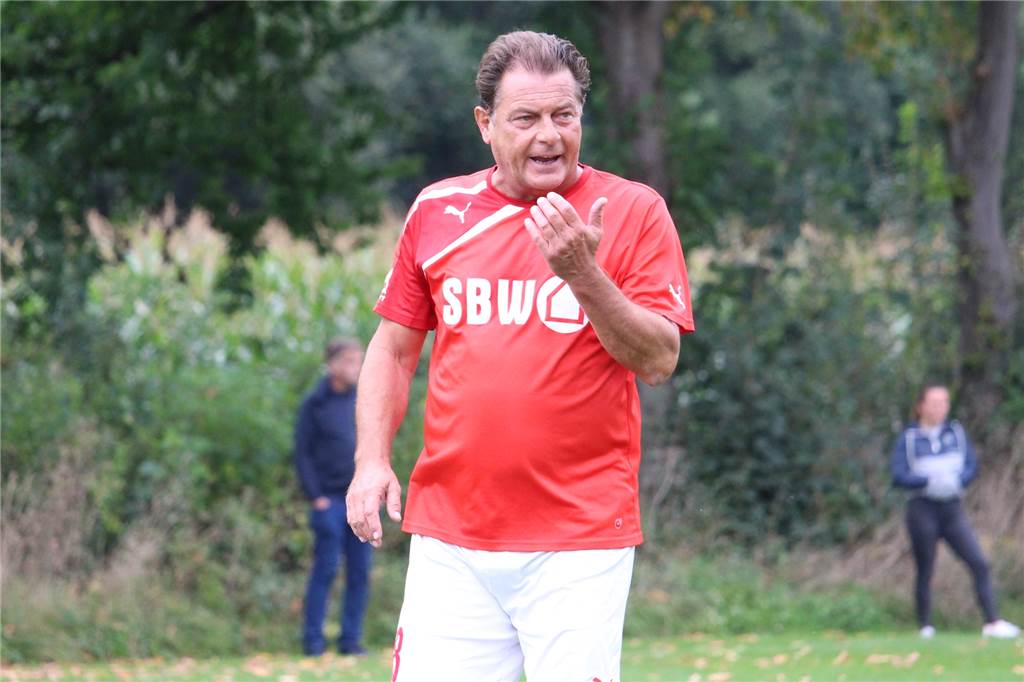 „Na, Opa! Spielst du immer noch?“ - Kreisliga-Kicker hält auch mit 58 Jahren noch die Knochen hin Nicht mehr der Schnellste, aber mit gutem Stellungsspiel gesegnet: Richard Wollheim, der in seiner gesamten Laufbahn von schweren Verletzungen verschont geblieben ist.