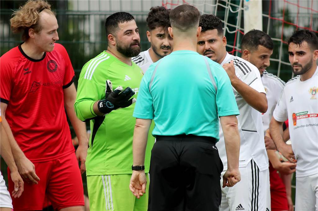 Neue Regel für alle Amateurfußballer in Deutschland: Gelbe Karte bei Verstößen Nicht mehr die halbe Mannschaft, sondern nur noch Kapitäne dürfen mit dem Schiedsrichter sprechen.