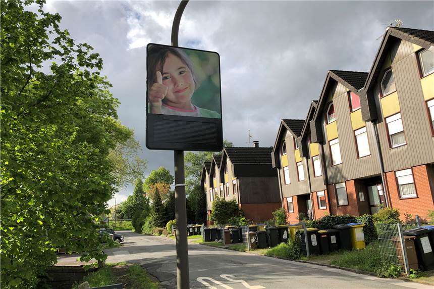 Geschwindigkeits-Display in Groppenbruch steht bald da, wo es gebraucht wird Nicht mehr lange steht das Geschwindigkeits-Display am idyllischen Ende der Groppenbrucher Straße. Es soll an die Königsheide versetzt werden, wo Verkehr mit teils überhöhter Geschwindigkeit die Fußgänger gefährdet.