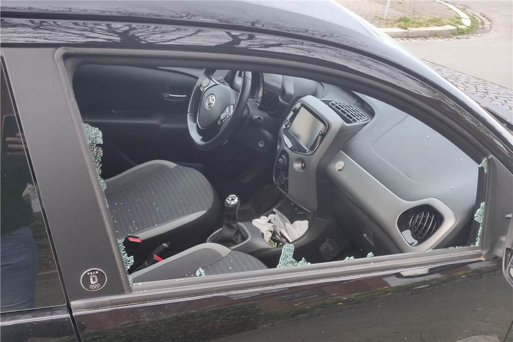 Autoscheibe eingeschlagen: Polizei klingelte Christoph Schulte aus dem Bett Eingeschlagene Seitenscheibe am Toyota in der Josefstraße