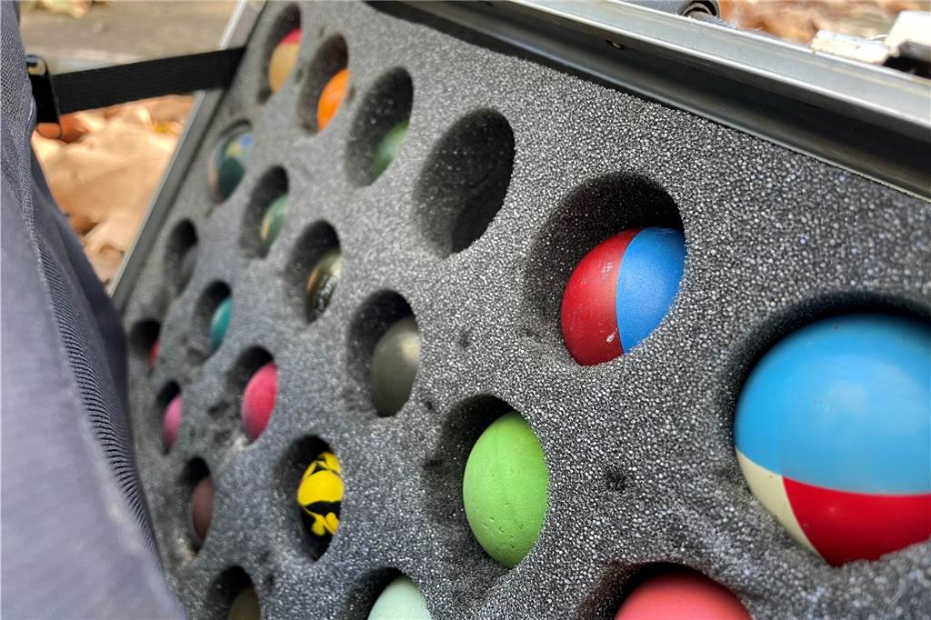 Castrop-Rauxeler Minigolf-Anlage liegt im Dornröschenschlaf Ein Koffer mit unterschiedlichen Minigolf-Bällen.