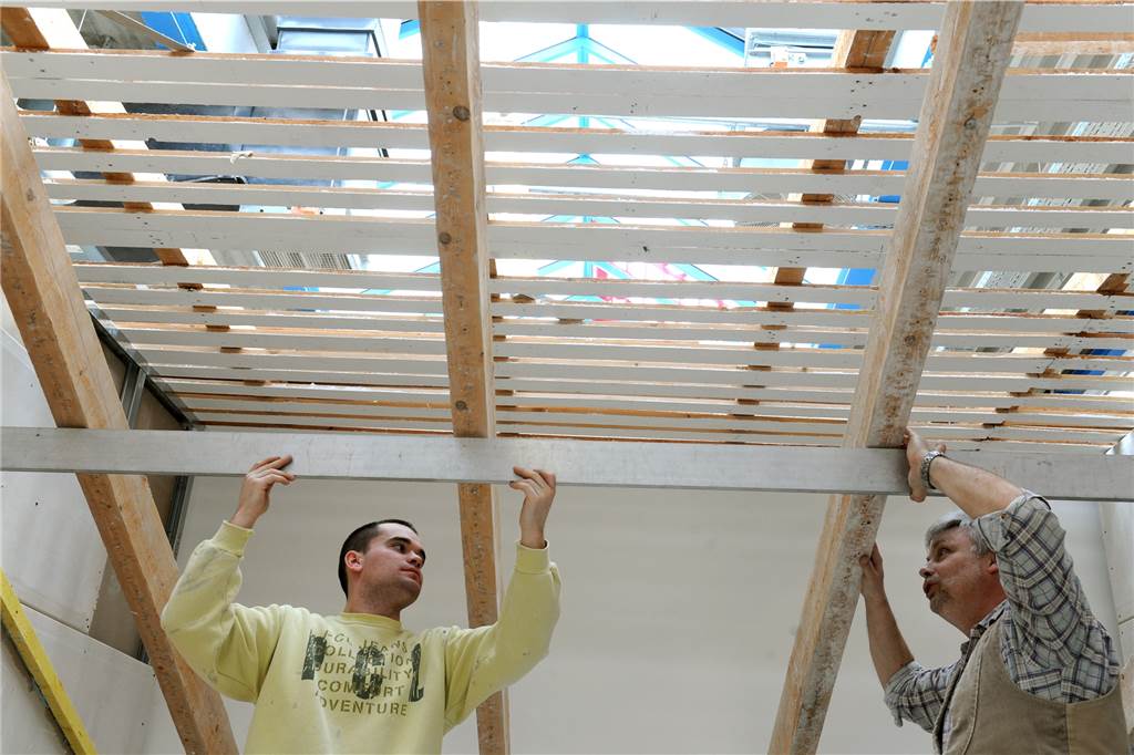 Mehr als Rigips: Trockenbau ist kostengünstig und vielseitig einsetzbar Nicht nur an den Wänden, sondern auch an den Decken kommen Trockenbaukonstruktionen zum Einsatz.