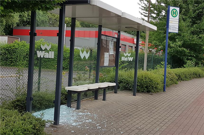 Unnas Bushaltestellen bestehen aus Sicherheitsglas Nicht nur an der Haltestelle „Stahlwerk“ hatten die Randalierer die Scheiben zerstört. Neumann