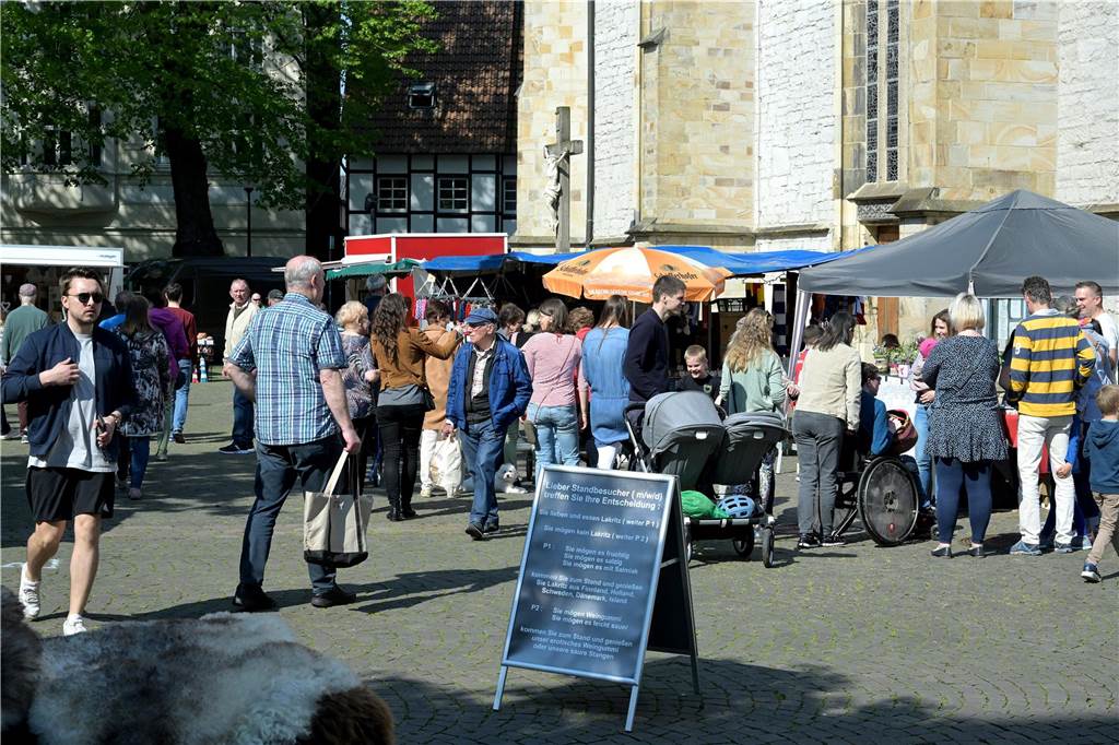 Nicht nur auf dem eigentlichen Werner Marktplatz gab es Stände, sondern auch auf dem Kirchplatz gleich dahinter. 