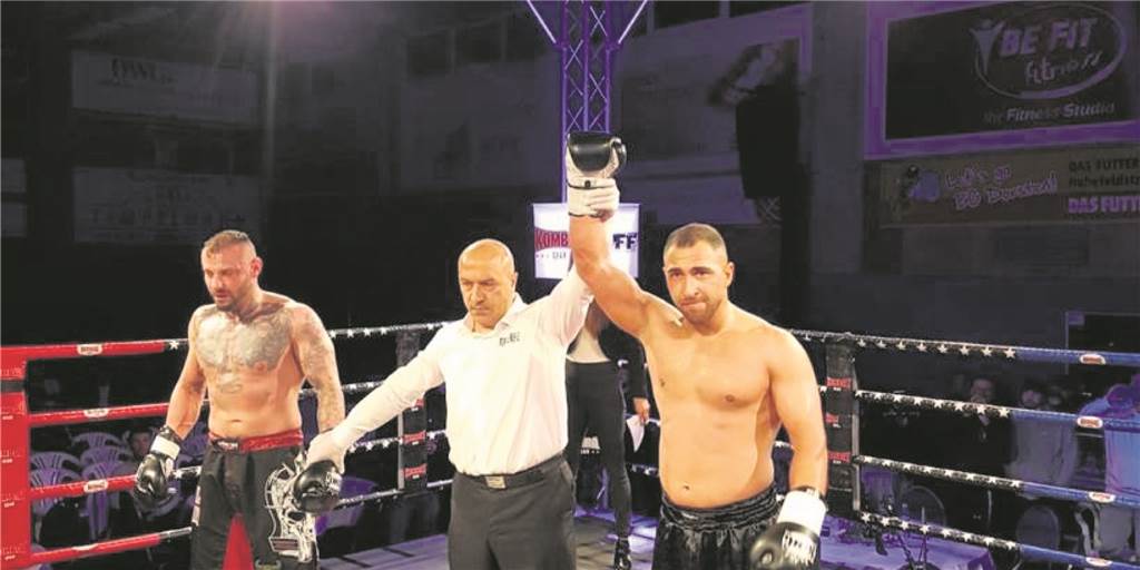 Kicken oder Boxen? Meckinghovens Neuzugang aus Vinnum kann beides richtig gut Nicht nur auf dem Fußballfeld auf der Siegerstraße: Meckinghovens Neuzugang Yusuf Demir, der am 18. Juni in Dorsten um die Deutsche Meisterschaft im Amateurboxen kämpft.