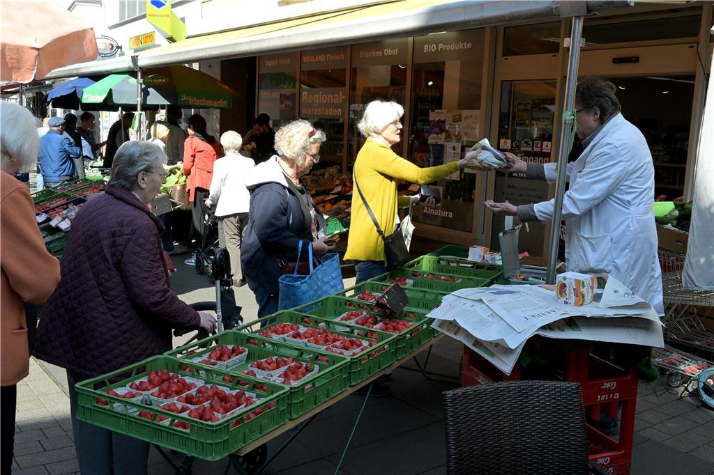 Nicht nur auf dem Marktplatz gab es frisches Obst und Gemüse, sondern traditionell auch bei Lebensmittel Overmann, dem Geschäft auf der Ecke Steinstraße/Marktplatz. 