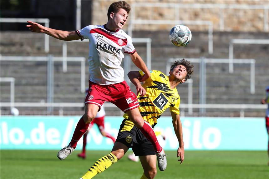 RWE und Borussia Dortmund im Clinch: Deshalb knistert es so hinter den Kulissen (Video) Nicht nur auf dem Platz im Zweikampf: Rot-Weiss Essen und die U23 von Borussia Dortmund.
