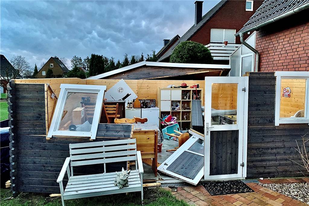 Nicht nur Bäume fielen dem Sturm in Nordkirchen zum Opfer: An der Schubertstraße hat „Ylenia“ am Morgen das Dach eines Gartenhauses abgedeckt.