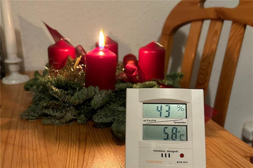 Heizung seit Wochen defekt: David Ivanov schläft zu Hause im Schlafsack Ein Thermometer auf dem Tisch zeigt 5,8 Grad.