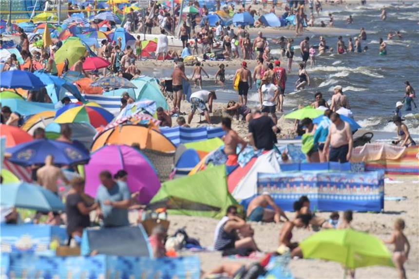 Deutschland-Tourismus bleibt auf Rekordkurs Nicht nur der Andrang am Ostseestrand von Zinnowitz auf der Insel Usedom war in diesem Sommer groß. Viele Urlaubsorte in Deutschland erlebten einen Besucheransturm. Foto: Stefan Sauer