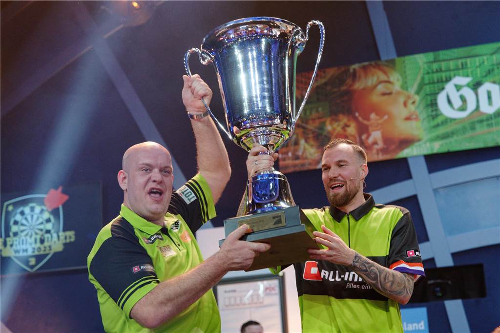 Nicht nur der Fußball beschäftigt Kevin Großkreutz. Regelmäßig ist er in TV-Shows zu sehen, wie hier bei der „Promi-Darts-WM“ mit Weltklasse-Dart-Spieler Michael van Gerwen.