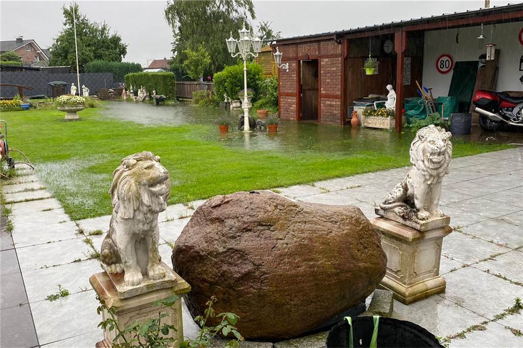 Madonna ohne Kopf: Am Tag nach dem Unwetter wird der Schaden für Werner deutlich Nicht nur der Garten von Annette Homann-Barlach stand unter Wasser.