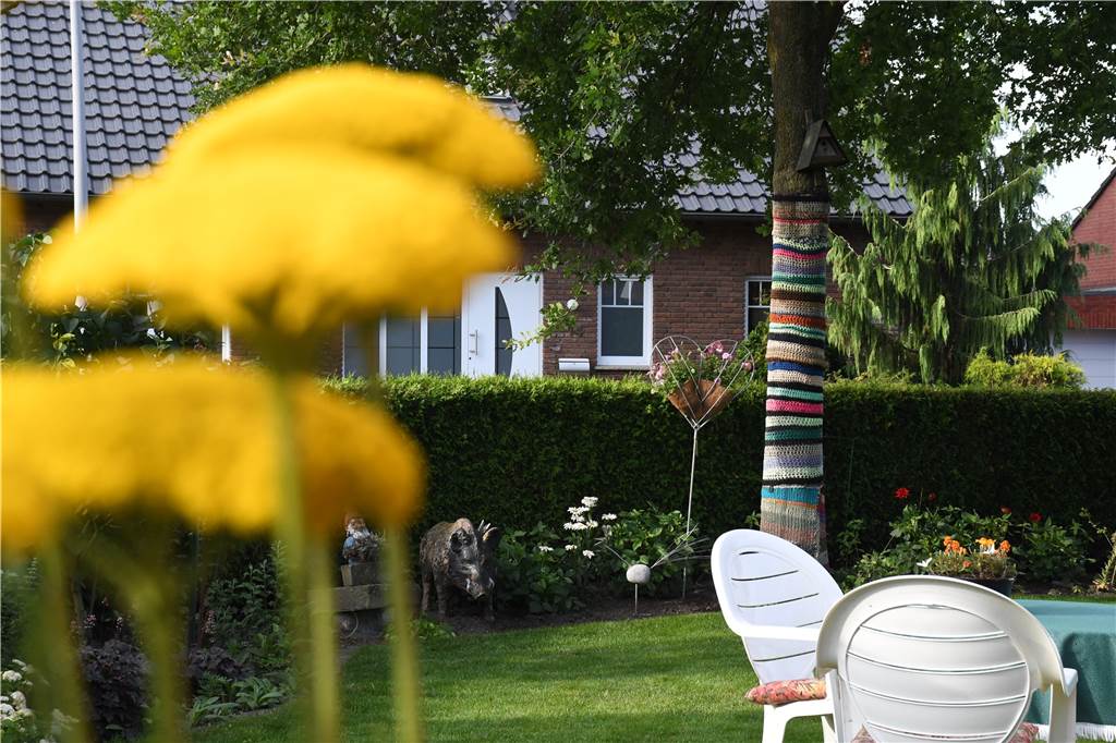 Garten-Serie: Eine Nordkirchenerin umhäkelt die Bäume in ihrem Garten Nicht nur die Blumen sind schön bunt im Garten von Josefa Lobeck.