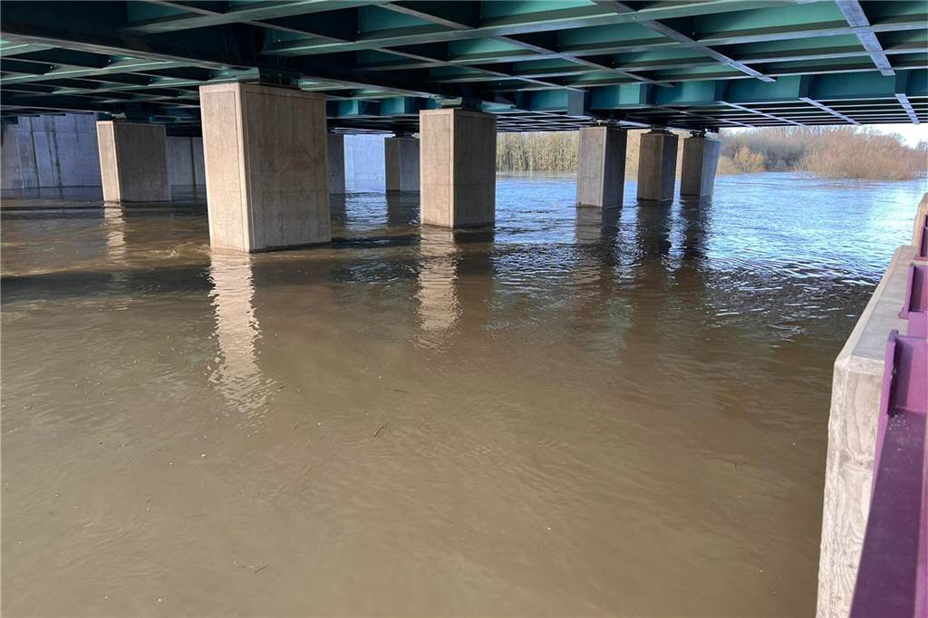Hochwasser an Stever und Lippe: Sperrung für Schiffsverkehr und Überflutungen Nicht nur die Lippe (Foto) lief bei Vinnum voll. Auch der Kanal "Neue Fahrt" führt so viel Wasser, dass dort keine Schiffe mehr fahren dürfen.