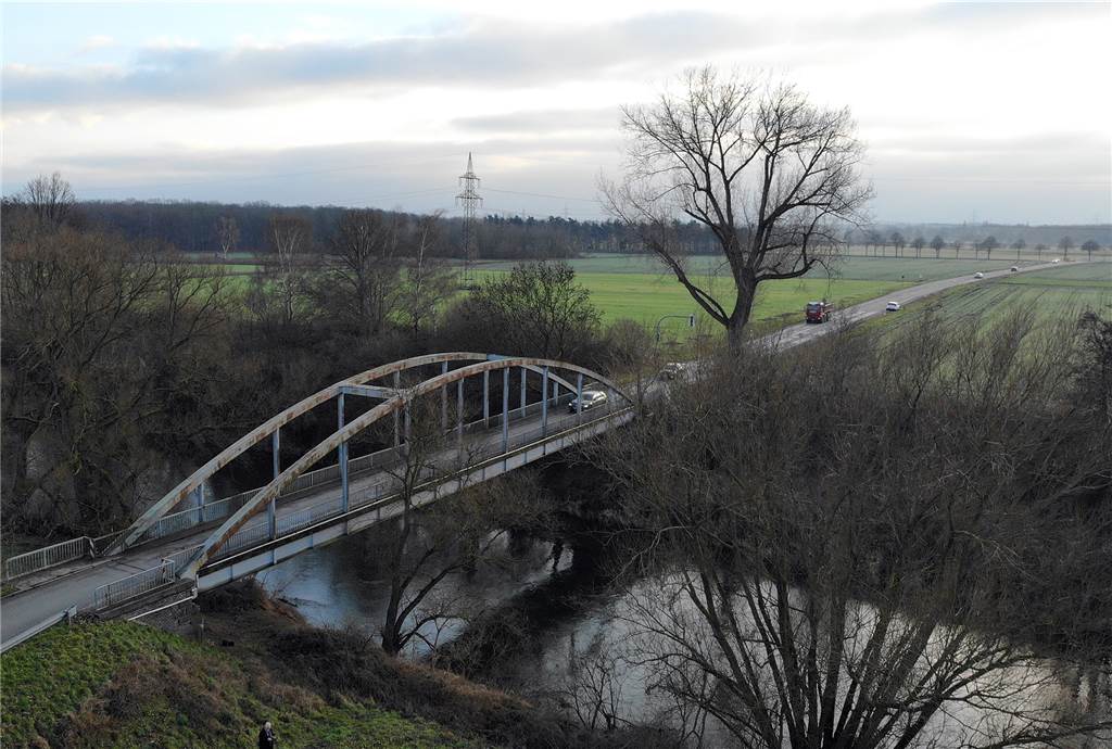 Lippe-Brücken sind marode: Nach der Brücke Ahsen muss auch die bei Vinnum erneuert werden Nicht nur die Lippebrücke packen die Bauarbeiter an. Die Fahrbahn der Kreisstraße 2 zwischen der Einmündung Markfelder Straße im Süden und Vinnum im Norden wird einheitlich breit gemacht.