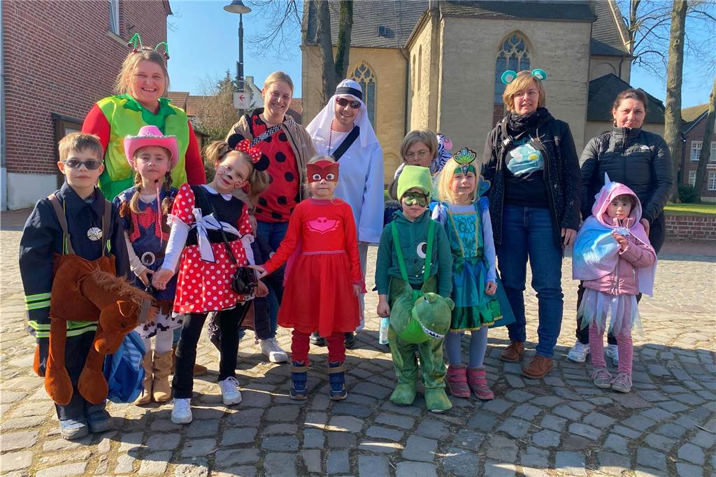 Kinder ziehen durch Asbeck: Mädchen und Jungen sammeln Kamelle Einige Kinder und Mütter stehen verkleidet auf der Straße.