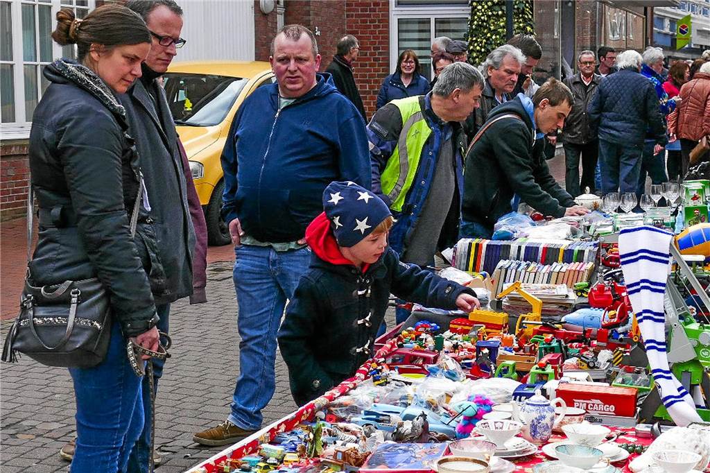 Trödel, Trampolin und Torten: Josefsmarkt mit buntem Familienprogramm Flohmarktstand und Passanten