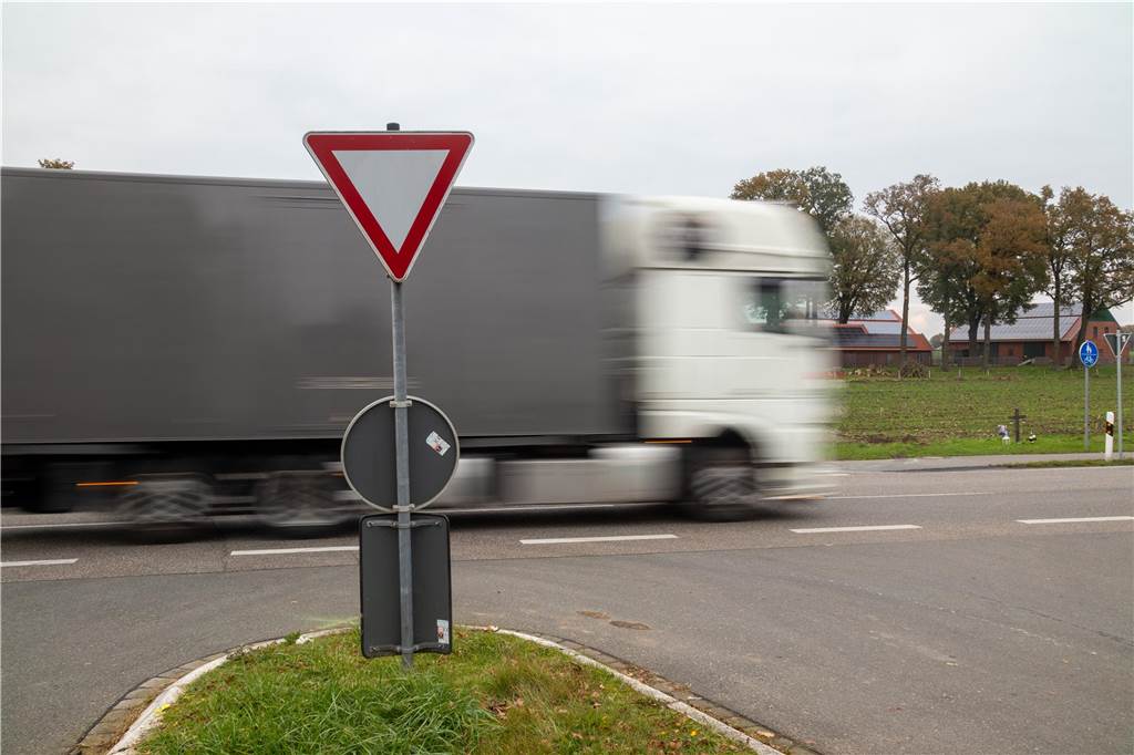 Kreuzung an der B70 in Lünten wird sicherer Nicht nur die Vorfahrtsregelungen sollen durch ein Stopp-Schild angepasst werden. Auch Tempo 70 soll an der Kreuzung in Lünten für mehr Sicherheit sorgen.