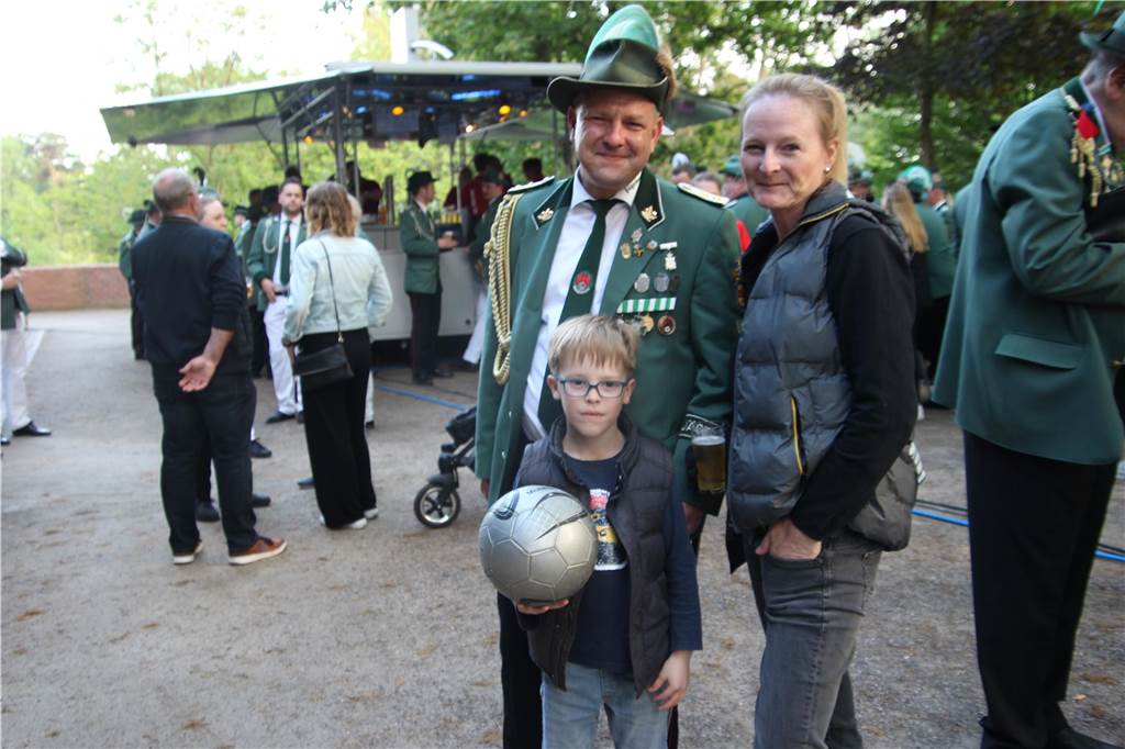 Nicht nur diese Familie hat am Samstagabend das Geschehen in der Bundesliga verfolgt. Nach dem  5:2 für den BVB jubelten viele, obwohl Bayern München weiter vorne liegt. 