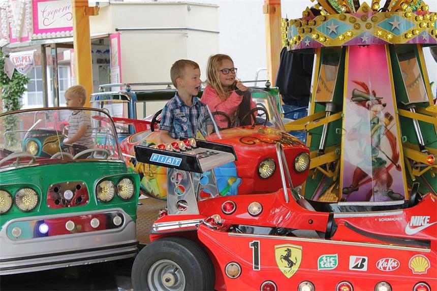 Nicht nur diese Kinder hatten Spaß auf dem Kinderkarussell.