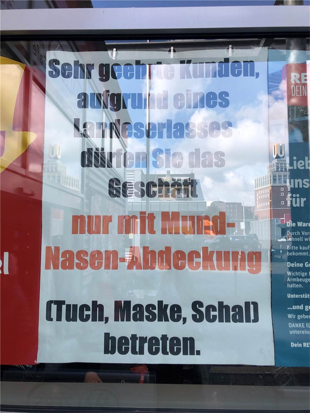 Corona: Supermärkte überlegen Rückkehr zu alten Hygiene-Konzepten Nicht nur Edeka muss die Hygieneregeln einhalten. Auch im Rewe hängt die Aufforderung an die Kunden zum Tragen einer Maske fettgedruckt an der Eingangstür.