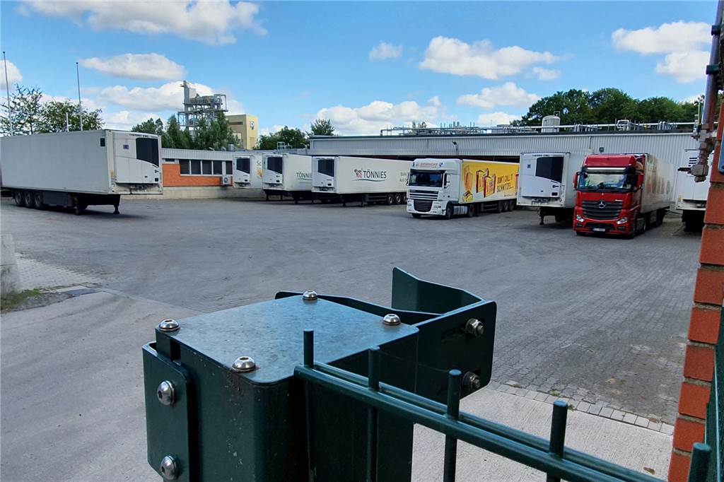Wegen Corona: Tönnies drosselt Schlachtbetrieb in Legden Nicht nur ein Lkw hat am Montagmorgen (20. Juli) das Betriebsgelände verlassen. Es herrschte reger Betrieb.