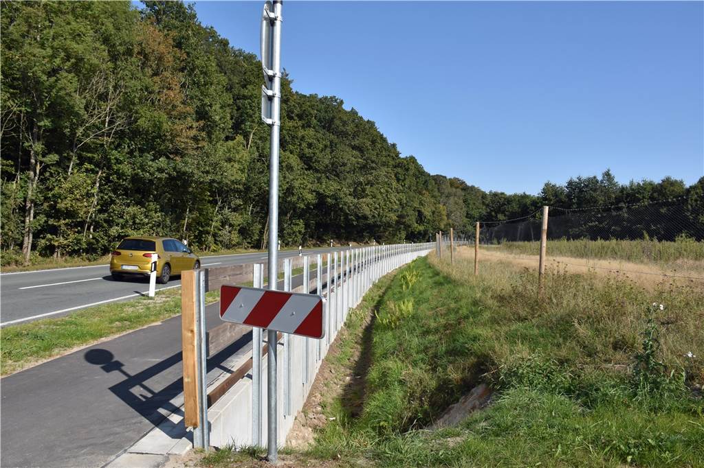 K33: Neue Radwegestücke geben mit 2,50 Metern Breite viel Sicherheit Nicht nur eine Brücke über die Dinkel wurde für den Radweg gebaut, einige Meter lang werden die Radfahrer auch durch ein Geländer davor gesichert, bei einem Sturz im tiefer liegenden Graben zu landen.