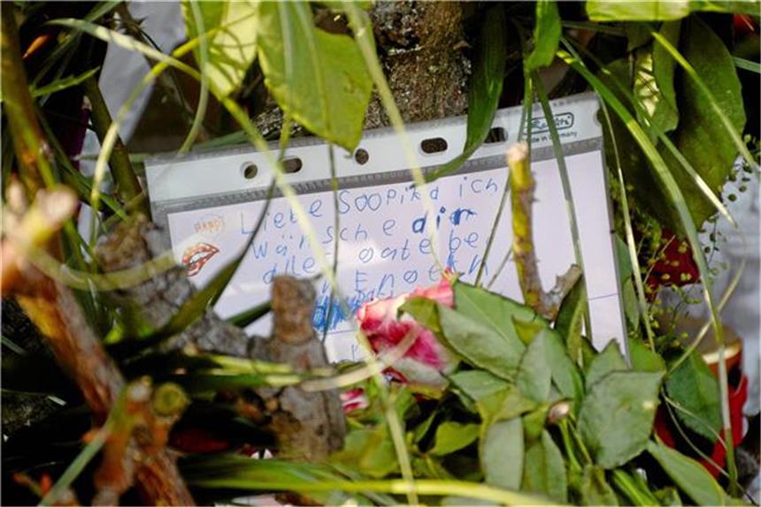 Nicht nur Erwachsene, auch viele Kinder haben ihre Grüße am Tatort auf dem Hessenweg hinterlassen.