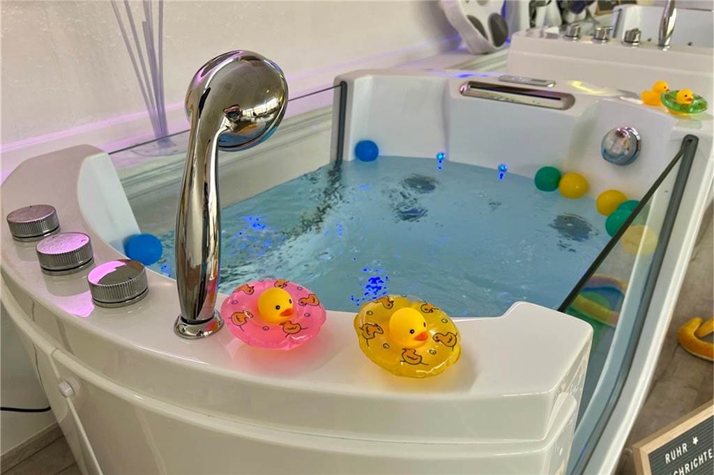 Im Baby Spa entspannen die Kleinsten mit Whirlpool und Massage Whirlpool im Baby Spa Phönix in Dortmund-Brackel
