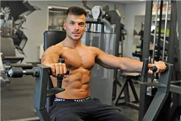Nicht nur für Cracks wie Bodybuilder Hisam Örük liefern die Ahauser Fitnessstudios eine große Palette an Angeboten. 