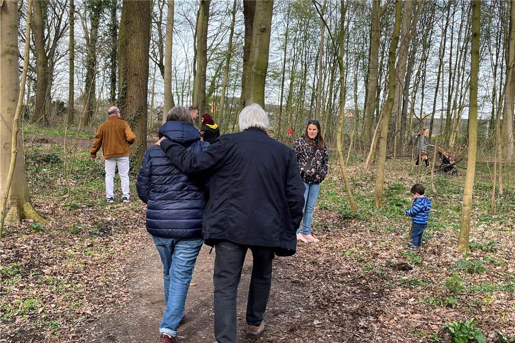 Nicht nur für die Kleinsten war die Eiersuche ein Erlebnis, auch die ältere Generation genoss das traditionelle Event sichtlich.