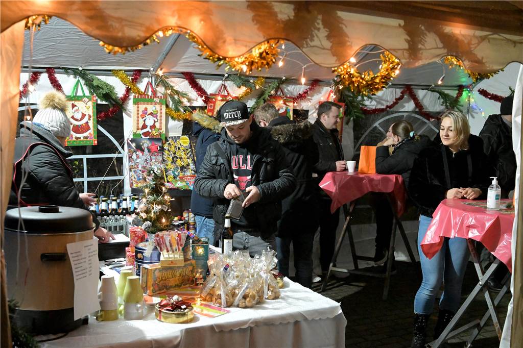 Nicht nur Glühwein war zum Auftakt des Selmer Adventsmarkts gefragt.