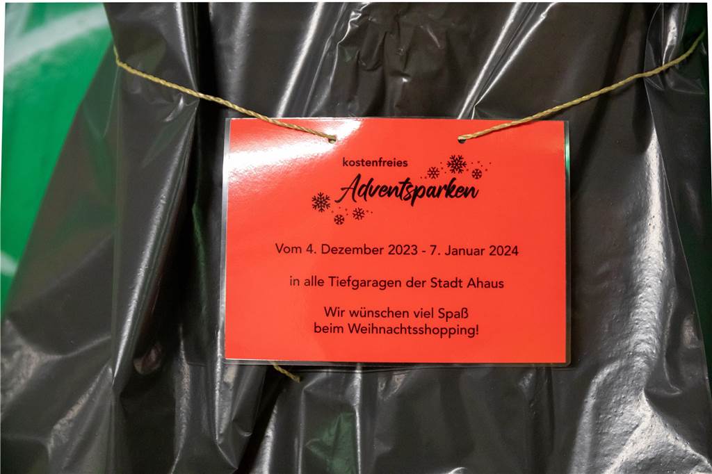 Städtische Tiefgaragen bald kostenlos, „Premium-Parkplätze“ deutlich teurer Ein Schild weist auf kostenloses Parken im Advent hin