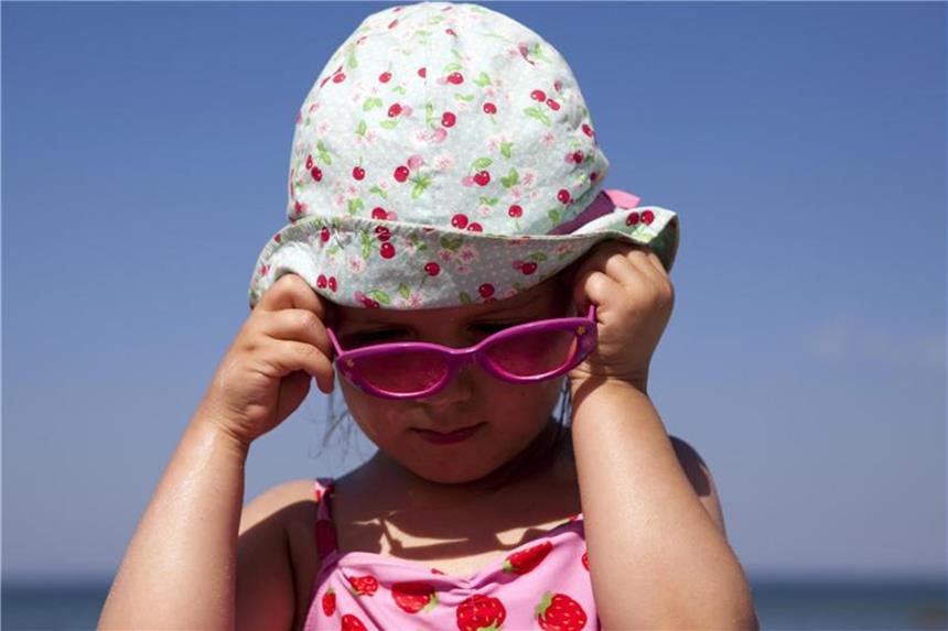 4 Tipps zum Sonnenschutz für Kinder Nicht nur im Sommer sollten Kinder lieber nur mit Kopfbedeckung in die Sonne. Ihre Augen schützt eine Sonnenbrille mit UV-Filter. Foto: Silvia Marks
