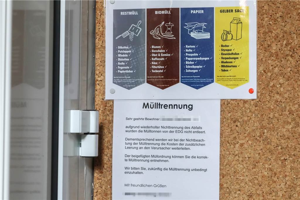 EDG lässt gelbe Tonnen in Dortmund immer häufiger ungeleert stehen Nicht nur in großen Wohnanlagen wird falsch getrennt: Hinweisschild in einem Hausflur im Saarlandstraßen-Viertel.