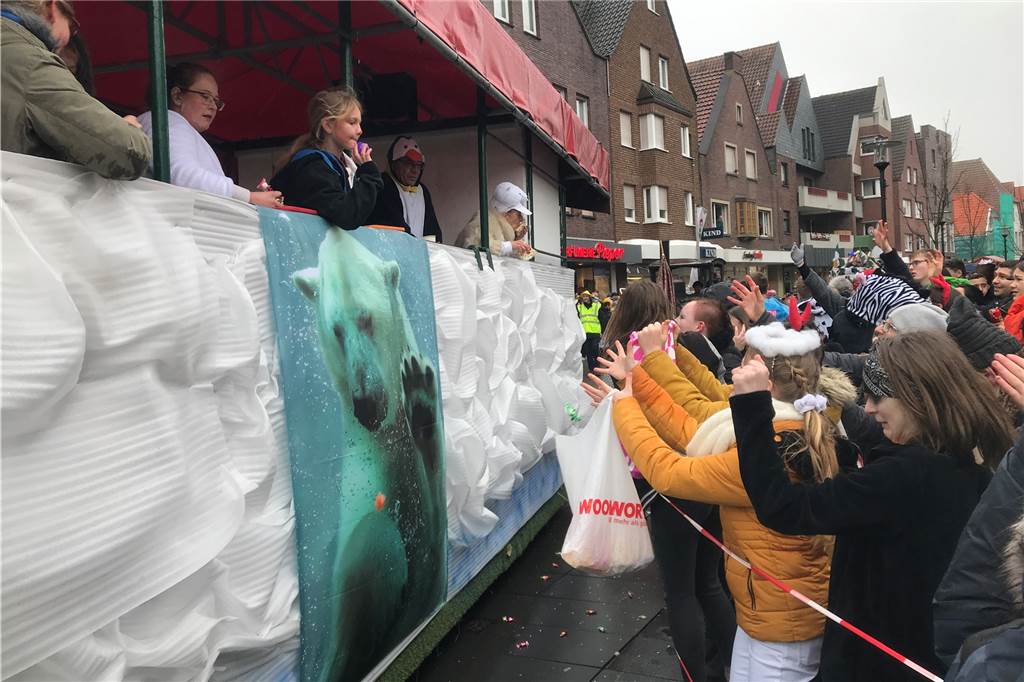 Jecken in Werne feiern bunt-grauen Rosenmontag und strahlen den Regen einfach weg Nicht nur Kamelle flog an diesem Rosenmontag vom Himmel.