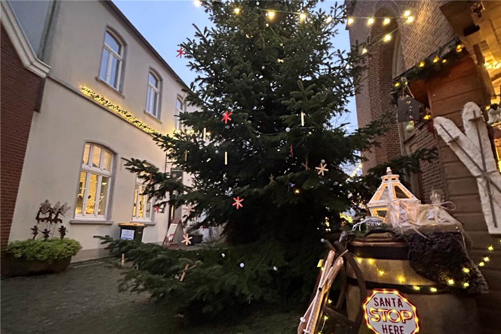 Nicht nur kleine, sondern auch ein großer Weihnachtsbaum stand direkt vor der Kirche.